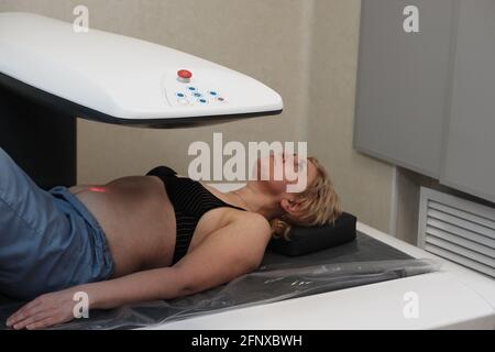 Untersuchung der Dichte menschlicher Knochen mit Hilfe eines Osteodensitometriegeräts. Stockfoto