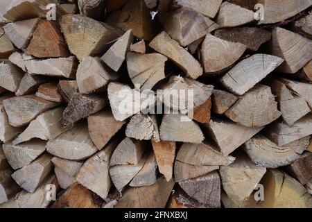 Nahaufnahme eines Holzstapels, der für das Vollbildbild bereit ist. Stockfoto