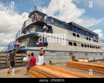 Amazonas, Peru - 07. Dezember 2019: Blick auf das langsame Boot 'Maria Fernanda' im kleinen Hafen am Amazonas. Amazonien. Südamerika Stockfoto