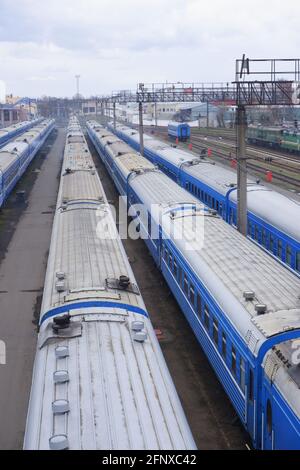 Personenzug, der am Bahnhof geparkt ist, Draufsicht. Stockfoto