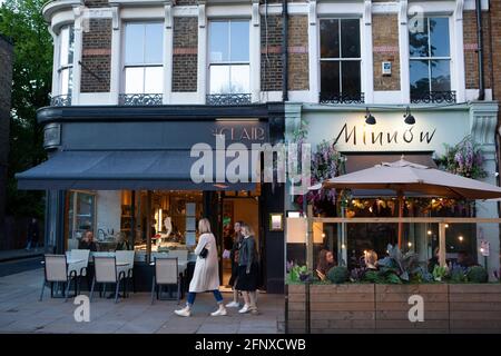 Clapham, London, 19. Mai 2021: Trotz der Vorschriften der Stufe 3, die das Essen in Innenräumen erlauben, ziehen es die Gäste oft vor, im Freien zu bleiben, wo eine gute Belüftung das Risiko einer Übertragung des Coronavirus verringert. Anna Watson/Alamy Live News Stockfoto