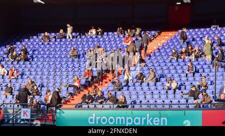 ROTTERDAM, NIEDERLANDE - 19. MAI: Spieltag MIT FANS Feyenoord gegen Sparta Rotterdam während des niederländischen Eredivisie-Spiels zwischen Feyenoord Rotterdam und Sparta Rotterdam am 19. Mai 2021 im Stadion Feijenoord De Kuip in Rotterdam, Niederlande (Foto: Yannick Verhoeven/Orange Picches) Stockfoto