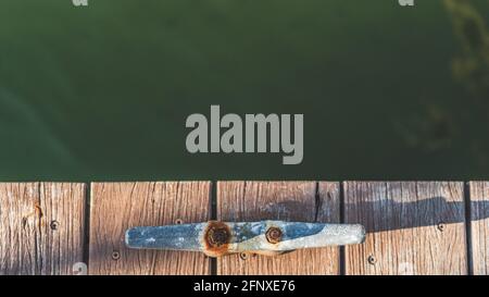 Oben Aufnahme von rostenden Festmacherstrümpfen auf dem Dock mit Kopie Platz Stockfoto