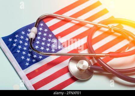 USA Medizin Hintergrund. Stethoskop auf der amerikanischen Flagge. Healthcare und medizinische Dienstleistungen in den USA Konzept. Hochwertige Fotos Stockfoto