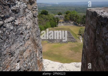 Der hauptplatz von El Castillo aus gesehen bei den Maya-Ruinen von Xunantunich. Maya für die Steinjungfrau, oder Lady of the Rocks, wurde die Maya-Stadt AFT genannt Stockfoto