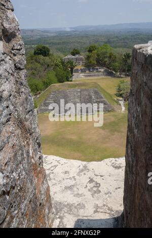 Der hauptplatz von El Castillo aus gesehen bei den Maya-Ruinen von Xunantunich. Maya für die Steinjungfrau, oder Lady of the Rocks, wurde die Maya-Stadt AFT genannt Stockfoto