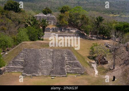 Der hauptplatz von El Castillo aus gesehen bei den Maya-Ruinen von Xunantunich. Maya für die Steinjungfrau, oder Lady of the Rocks, wurde die Maya-Stadt AFT genannt Stockfoto