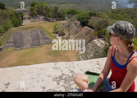 Der hauptplatz von El Castillo aus gesehen bei den Maya-Ruinen von Xunantunich. Maya für die Steinjungfrau, oder Lady of the Rocks, wurde die Maya-Stadt AFT genannt Stockfoto