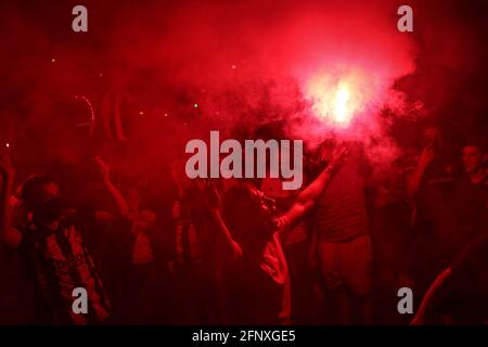 Istanbul, Türkei. Mai 2021. Fans halten brennende Fackeln fest, während sie vor dem Stadion feiern. Die Trophäenzeremonie der türkischen Super League 2020-2021 in der Saison von Besiktas fand im Vodafone Stadium statt. Kredit: SOPA Images Limited/Alamy Live Nachrichten Stockfoto