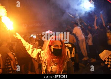 Istanbul, Türkei. Mai 2021. Fans halten brennende Fackeln fest, während sie vor dem Stadion feiern. Die Trophäenzeremonie der türkischen Super League 2020-2021 in der Saison von Besiktas fand im Vodafone Stadium statt. Kredit: SOPA Images Limited/Alamy Live Nachrichten Stockfoto