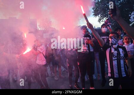 Istanbul, Türkei. Mai 2021. Fans halten brennende Fackeln fest, während sie vor dem Stadion feiern. Die Trophäenzeremonie der türkischen Super League 2020-2021 in der Saison von Besiktas fand im Vodafone Stadium statt. (Foto von Hakan Akgun/SOPA Images/Sipa USA) Quelle: SIPA USA/Alamy Live News Stockfoto