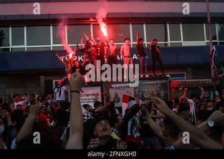 Istanbul, Türkei. Mai 2021. Fans halten brennende Fackeln fest, während sie vor dem Stadion feiern. Die Trophäenzeremonie der türkischen Super League 2020-2021 in der Saison von Besiktas fand im Vodafone Stadium statt. (Foto von Hakan Akgun/SOPA Images/Sipa USA) Quelle: SIPA USA/Alamy Live News Stockfoto