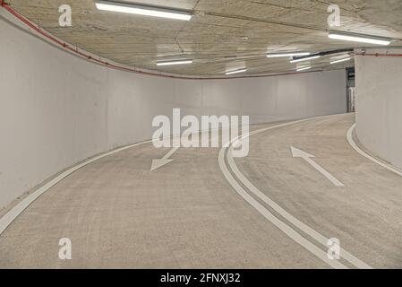 Tiefgarage innen Stockfoto