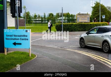 Letterkenny, County Donegal, Irland. Mai 2021. In einem Impfzentrum im Letterkenny Institute of Technology (CVC) kommen Menschen an, um sich gegen das Covid-, Coronavirus- und Covid-19-Virus impfen zu lassen. Die Menschen erhalten den Impfstoff von Moderna. Stockfoto