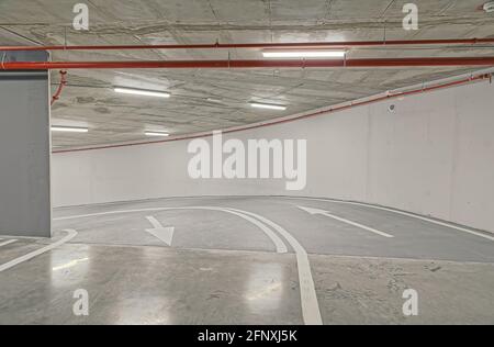 Tiefgarage innen Stockfoto