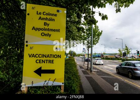 Letterkenny, County Donegal, Irland. Mai 2021. In einem Impfzentrum im Letterkenny Institute of Technology (CVC) kommen Menschen an, um sich gegen das Covid-, Coronavirus- und Covid-19-Virus impfen zu lassen. Die Menschen erhalten den Impfstoff von Moderna. Stockfoto