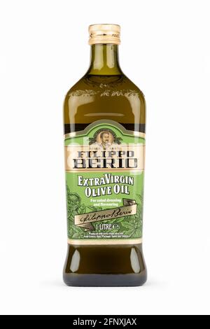 Eine Flasche Filippo Berio Olivenöl auf weißem Hintergrund. Stockfoto