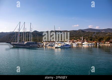 Ein Foto, das Antalya Kekova und sein wunderschönes Meer zeigt. Diese realistische Aufnahme von Antalya spiegelt die Natur dieses Ortes wider. Boote auf einem blauen Meer in der Nähe Stockfoto