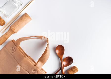 Zero Waste Konzept. Set recycelte Wohnaccessoires - umweltfreundliche Taschen, Glas und Holzbedarf Stockfoto