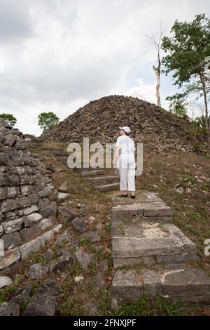 Eine ältere Frau, die das Archäologische Reservat Lubaantum in der Nähe von Punta Gorda im Toledo District, Belize, erkundet Stockfoto