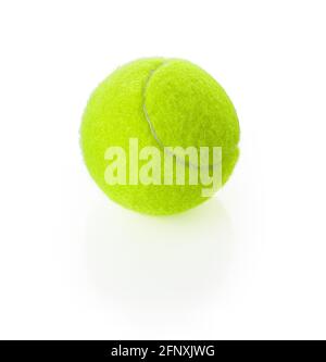 Neuer Tennisball aus Filz und Gummi isoliert auf weißem Hintergrund. Sportgeräte in leuchtender neongrüner gelber Farbe. Designelement mit Schatten. Stockfoto
