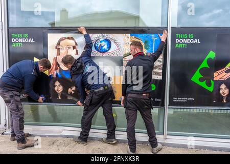 Letterkenny, County Donegal, Irland. Mai 2021. Mitarbeiter des Kulturzentrums Letterkenny (LCC) haben Werbeplakate angebracht, um die Eröffnung des regionalen Kunstzentrums zu fördern, das wegen der Pandemie Covid-19 seit über einem Jahr geschlossen ist. Stockfoto