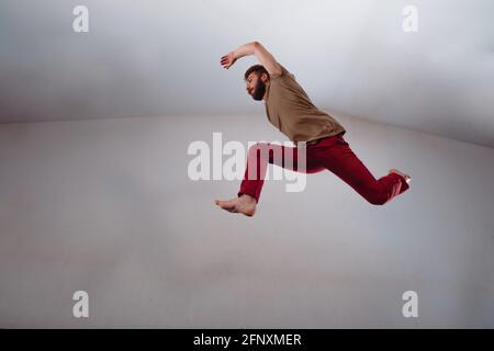 Flexible junge Tänzerin eine stilvolle Tanz Bewegung Stockfoto
