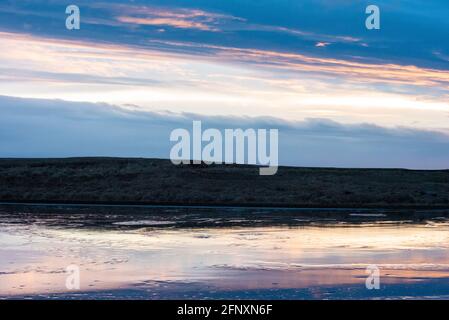 Stimmungsvolle isländische Landschaft mit blauem Himmel und Wolken, die sich widerspiegeln Wasser Stockfoto