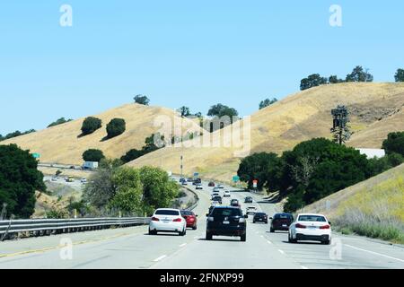 Leichter Verkehr auf der Interstate Highway 680 in Richtung Norden - Livermore, California, USA - 2021 Stockfoto