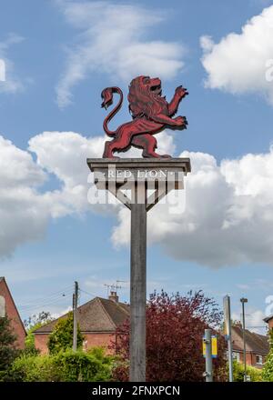 Schild vor dem Red Lion Pub in Alvechurch, Worcestershire. Stockfoto