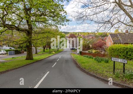 Blick auf die Straße von der Spitze der Snake Lane in Alvechurch, Worcestershire. Stockfoto