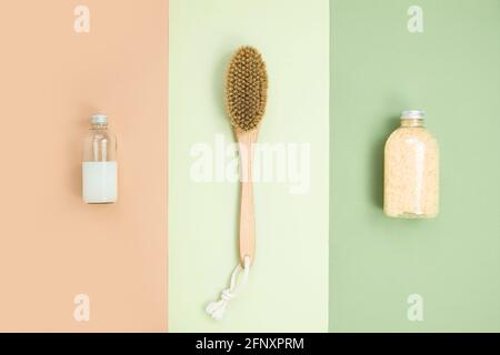 Körperbehandlung und Spa-Zusammensetzung. Flaches Lay mit natürlichen Schönheitsprodukten. Badesalz, Serumflasche. Bürste für trockene Anti-Cellulite-Massage. Dropper Stockfoto
