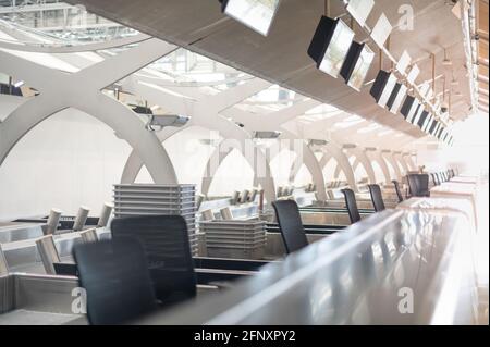 BANGKOK THAILAND APR 14 2021 der öffentliche Check-in-Bereich eines Flughafens ohne Menschenmengen während der Covid-19-Epidemie. Stockfoto