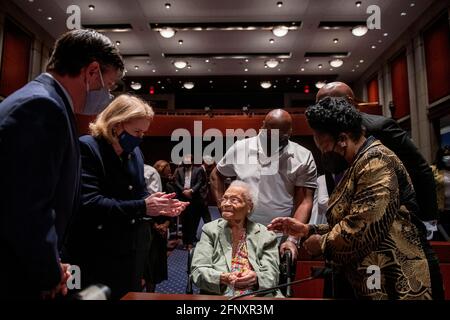 Viola Fletcher, die älteste lebende Überlebende des Massakers der Tulsa-Rasse, trifft sich mit dem US-amerikanischen Repräsentanten Mike Johnson (Republikaner von Louisiana), der linken, der US-amerikanischen Vertreterin Sylvia Garcia (Demokratin von Texas), der zweiten von links, Und die Vertreterin der Vereinigten Staaten, Sheila Jackson-Lee (Demokratin von Texas), rechts, nachdem sie und ihr Bruder, Hughes Van Ellis, die Überlebende des Massakers von Tulsa Race und ein Veteran des Zweiten Weltkriegs vor einem Ausschuss für die Justiz des Repräsentantenhauses erschienen waren; Unterausschuss für Verfassung, Bürgerrechte und bürgerliche Freiheiten hörte „anhaltende Ungerechtigkeit: Das 100. Jubiläum der Tulsa-Gree Stockfoto