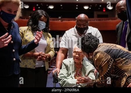 Viola Fletcher, die älteste lebende Überlebende des Massakers der Tulsa-Rasse, wird von der US-amerikanischen Vertreterin Sylvia Garcia (Demokratin von Texas), links, Und die Vertreterin der Vereinigten Staaten, Sheila Jackson-Lee (Demokratin von Texas), rechts, nachdem sie und ihr Bruder, Hughes Van Ellis, die Überlebende des Massakers von Tulsa Race und ein Veteran des Zweiten Weltkriegs vor einem Ausschuss für die Justiz des Repräsentantenhauses erschienen waren; Unterausschuss für Verfassung, Bürgerrechte und bürgerliche Freiheiten hörte „anhaltende Ungerechtigkeit: „The Centennial of the Tulsa-Greenwood Race Massacre“ am Mittwoch, 19. Mai 2021, im US-Kapitol in Washington, DC. Cred Stockfoto