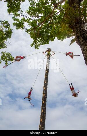 LOS VOLADORES DE PAPANTLA REPRESENTAN HOMBRES PAJARO O GUACAMAYAS QUE EN UN RITO DE FERTILIDAD DESCIENDEN CIRCULOS AMARRADOS DE LA CINTURA Y DESDE Stockfoto