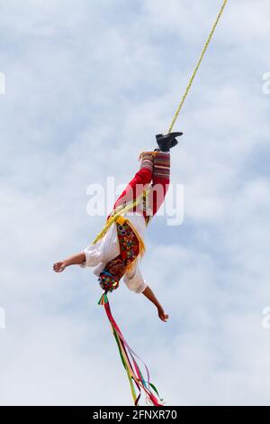 LOS VOLADORES DE PAPANTLA REPRESENTAN HOMBRES PAJARO O GUACAMAYAS QUE EN UN RITO DE FERTILIDAD DESCIENDEN CIRCULOS AMARRADOS DE LA CINTURA Y DESDE Stockfoto