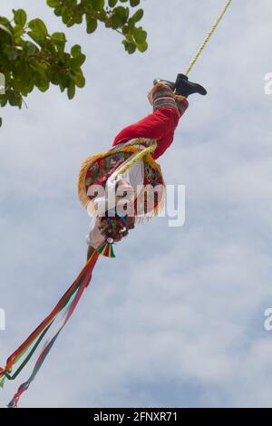 LOS VOLADORES DE PAPANTLA REPRESENTAN HOMBRES PAJARO O GUACAMAYAS QUE EN UN RITO DE FERTILIDAD DESCIENDEN CIRCULOS AMARRADOS DE LA CINTURA Y DESDE Stockfoto