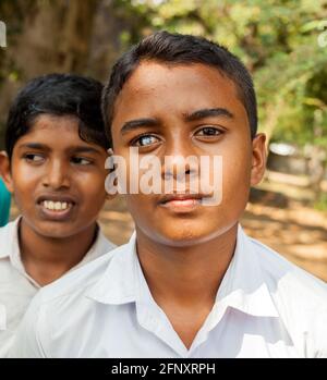 Nahaufnahme des muslimischen srilankischen Schuljungen mit Augenkatarakt, Anuradhapura, Sri Lanka Stockfoto