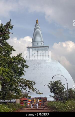 Menschenmassen versammelten sich am Stupa von Ruwanwelisaya, einem Ort der Verehrung, der die antike Stadt Anuradhapura, Provinz Nord-Zentral, Sri Lanka, umfasst Stockfoto