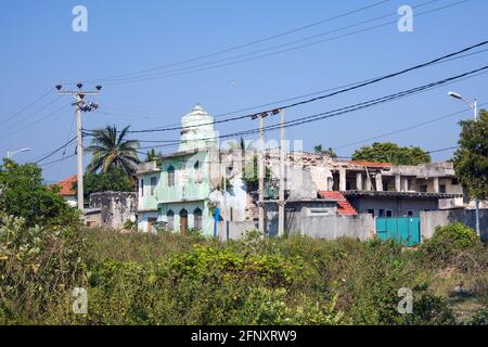 Verwahrloste Wohnung, die während des Bürgerkrieges Schaden erlitten hat, Jaffna, Nordprovinz, Sri Lanka Stockfoto