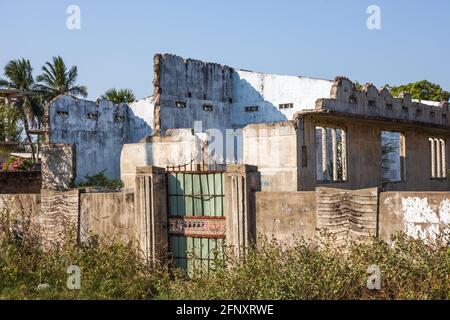 Verwahrloste Wohnung, die während des Bürgerkrieges Schaden erlitten hat, Jaffna, Nordprovinz, Sri Lanka Stockfoto
