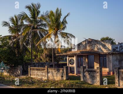 Verwahrloste Wohnung, die während des Bürgerkrieges Schaden erlitten hat, Jaffna, Nordprovinz, Sri Lanka Stockfoto