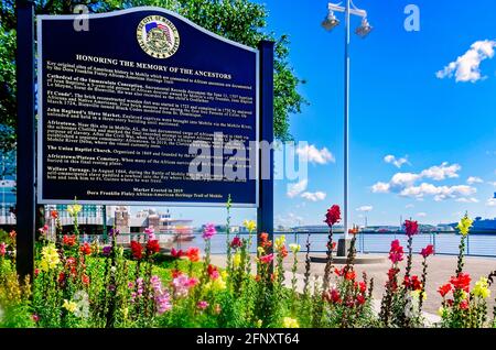 Eine Gedenktafel ehrt afrikanische Vorfahren im Cooper Riverside Park, 14. Mai 2021, in Mobile, Alabama. Stockfoto