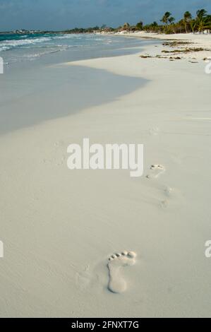 Fußabdrücke im Sand am Xpu Ha Beach Stockfoto