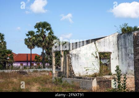Verwahrlost Haus, das während des Bürgerkrieges Schaden erlitten, Mullaitivu, Northern Province, Sri Lanka Stockfoto