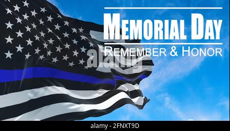 Dünne Blaue Linie. Schwarze Flagge der USA mit Police Blue Line, die im Wind auf Fahnenmast gegen den Himmel winkt, mit Wolken am sonnigen Tag und dem Text Memorial Stockfoto