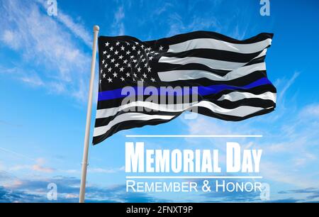 Dünne Blaue Linie. Schwarze Flagge der USA mit Police Blue Line, die im Wind auf Fahnenmast gegen den Himmel winkt, mit Wolken am sonnigen Tag und dem Text Memorial Stockfoto