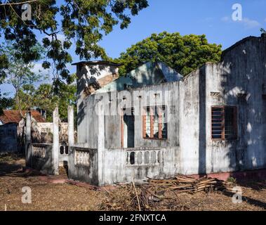 Verwahrlost Haus, das während des Bürgerkrieges Schaden erlitten, Mullaitivu, Northern Province, Sri Lanka Stockfoto