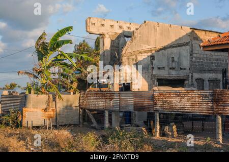 Verwahrlost Haus, das während des Bürgerkrieges Schaden erlitten, Mullaitivu, Northern Province, Sri Lanka Stockfoto